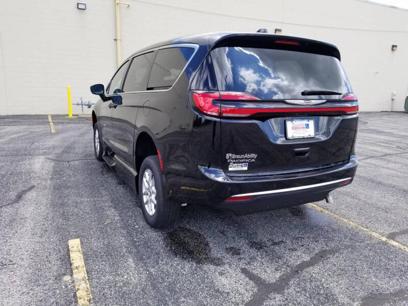 2025 Chrysler Pacifica Select