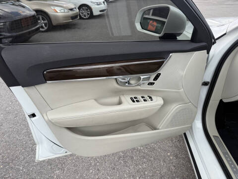 2017 Volvo S90 T6 Momentum