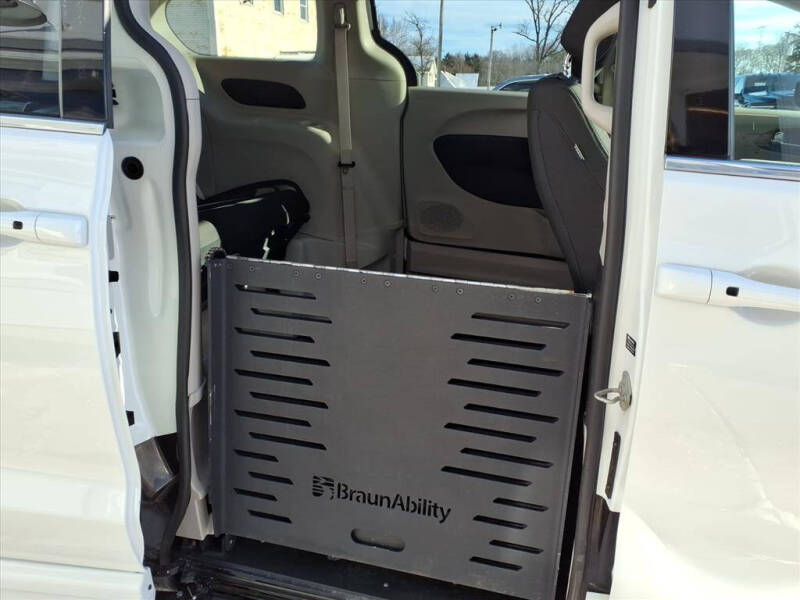 2022 Chrysler Voyager LX