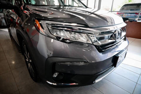 2022 Honda Pilot Touring w/Rear Captain's Chairs