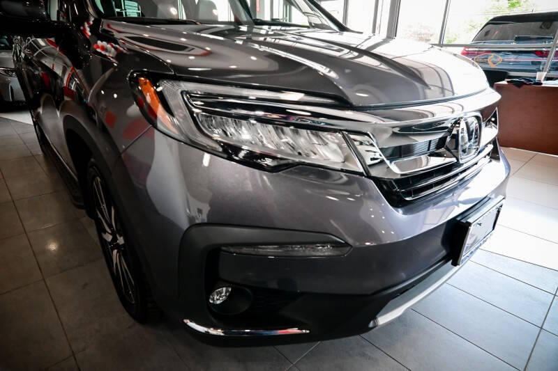 2022 Honda Pilot Touring w/Rear Captain's Chairs