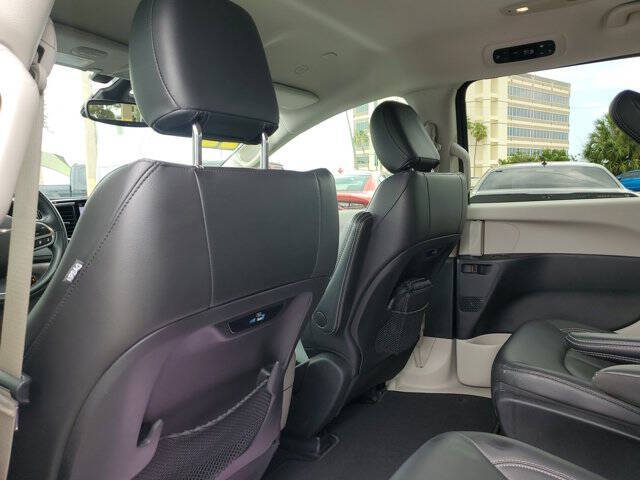 2022 Chrysler Pacifica Hybrid Touring L
