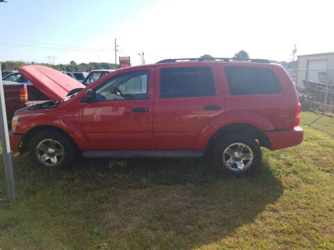 2005 Dodge Durango for sale at CAR-MART AUTO SALES in Maryville TN