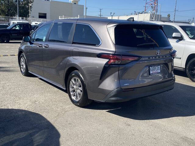 2022 Toyota Sienna LE 8-Passenger
