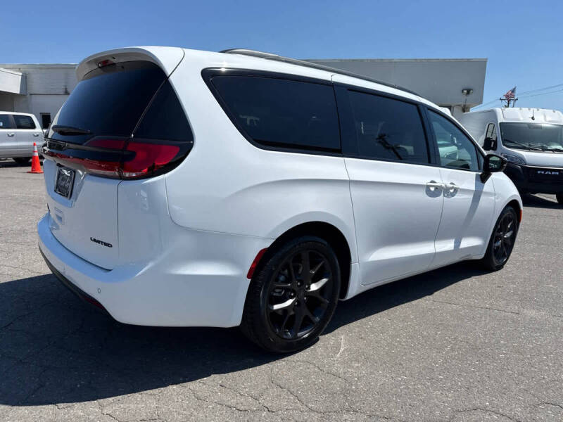 2027 Chrysler Pacifica Limited