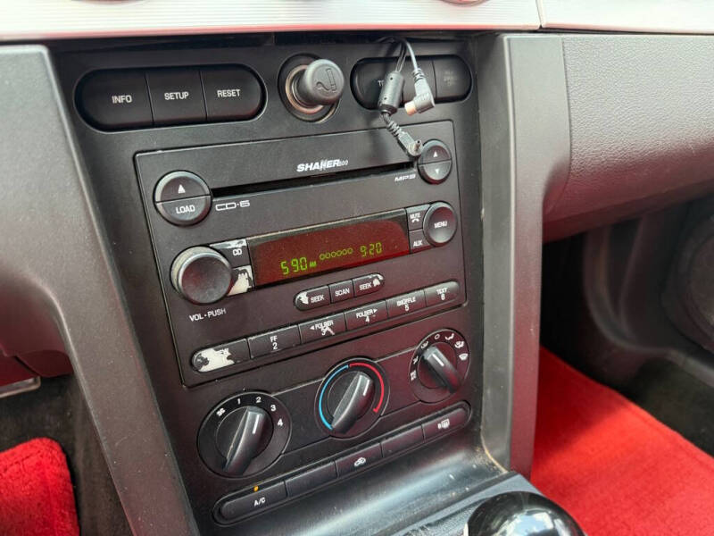 2005 Ford Mustang GT Deluxe