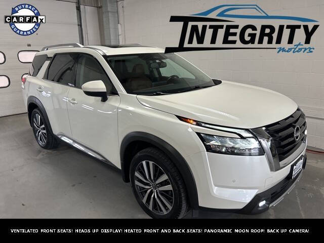 2022 Nissan Pathfinder Platinum's photo