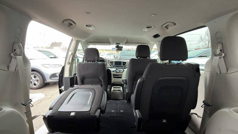 2021 Chrysler Voyager LX
