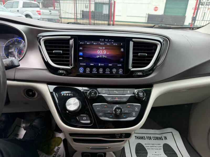 2017 Chrysler Pacifica Touring-L