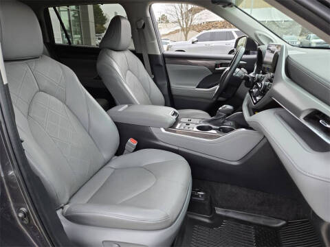 2023 Toyota Highlander Hybrid Platinum