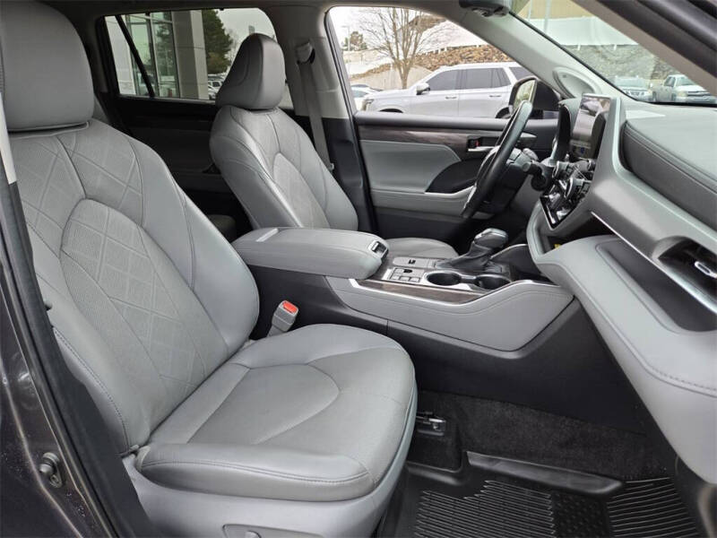 2023 Toyota Highlander Hybrid Platinum