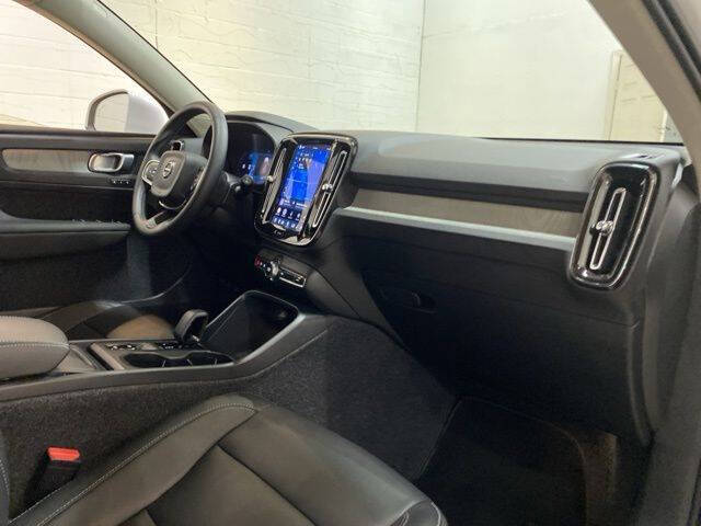 2025 Volvo XC40 B5 Core Bright Theme