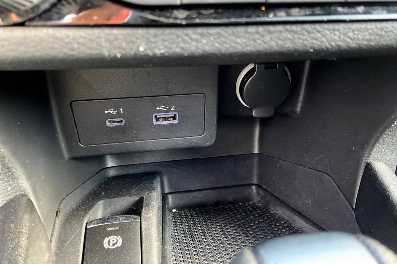 2022 Nissan Kicks SR