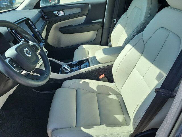 2023 Volvo XC40 B5 Plus Bright Theme