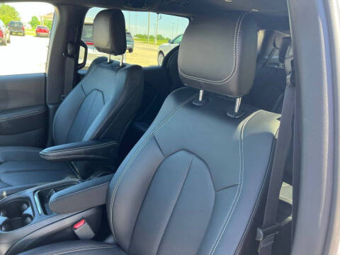2027 Chrysler Pacifica Select