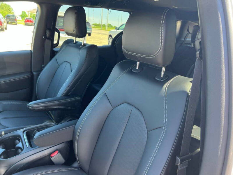 2027 Chrysler Pacifica Select