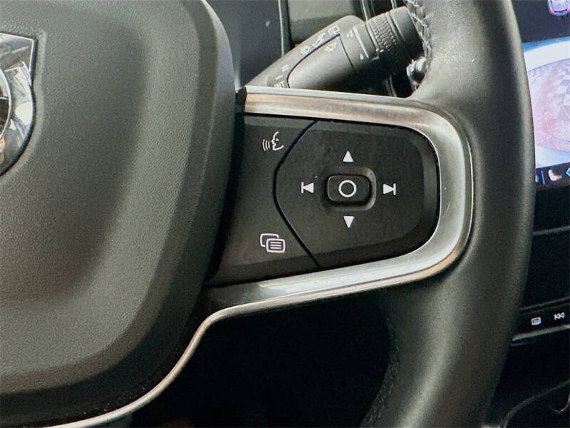 2023 Volvo XC40 B4 Plus Bright Theme