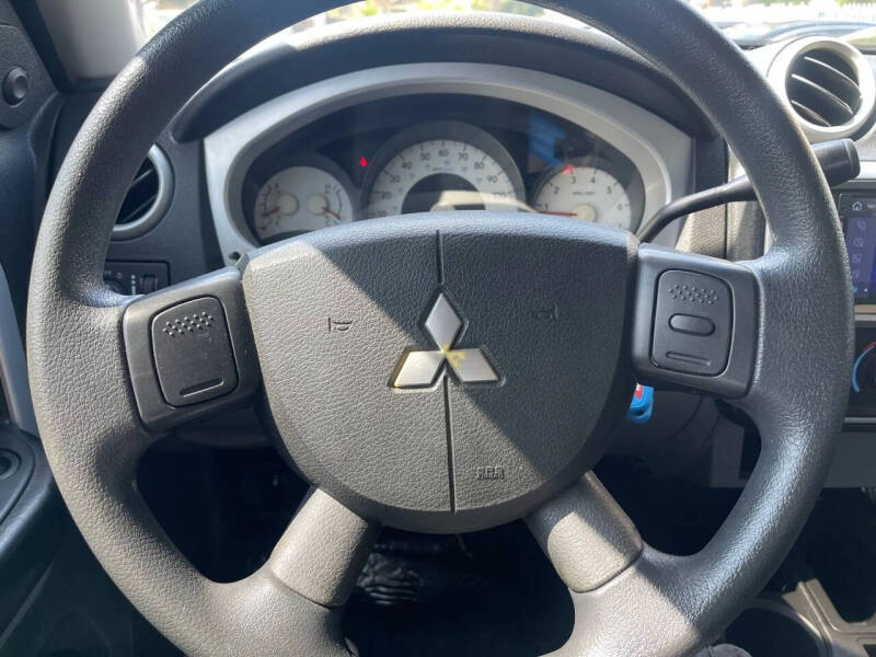 2009 Mitsubishi Raider LS