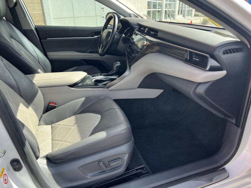 2019 Toyota Camry Hybrid XLE