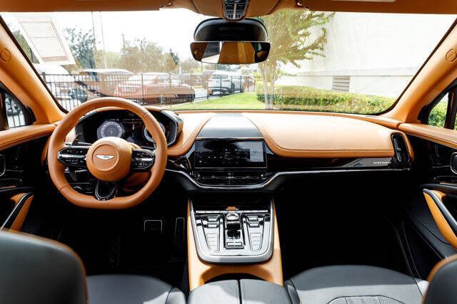 2025 Aston Martin DBX 707