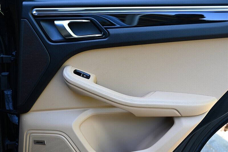 2017 Porsche Macan 25
