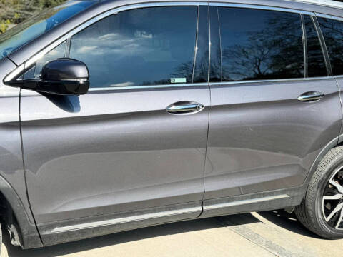 2022 Honda Pilot Touring w/Rear Captain's Chairs