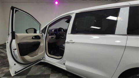 2024 Chrysler Pacifica Plug-In Hybrid Select