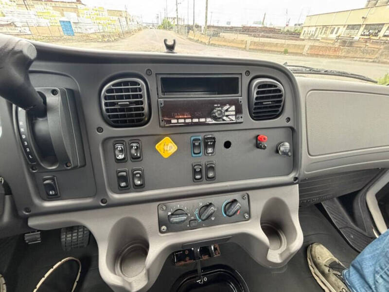 2020 Freightliner M2 106