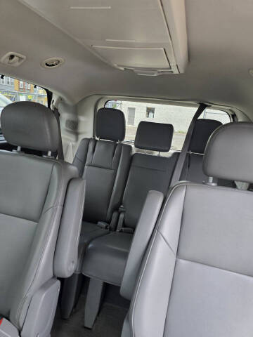 2012 Volkswagen Routan SE