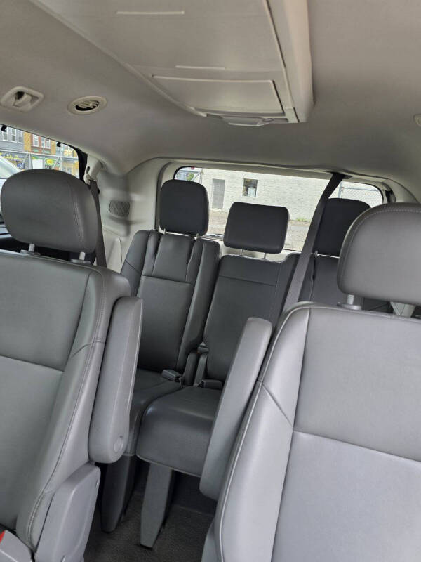 2012 Volkswagen Routan SE