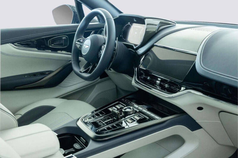 2025 Aston Martin DBX 707