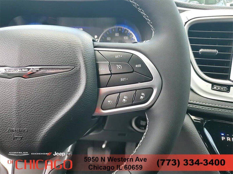 2025 Chrysler Pacifica Select