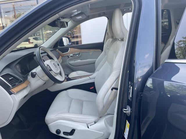 2022 Volvo XC90 T6 Momentum 6-Passenger