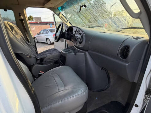2004 Ford E-Series E-150 Chateau