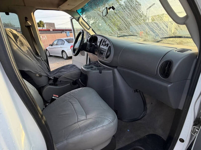 2004 Ford E-Series E-150 Chateau