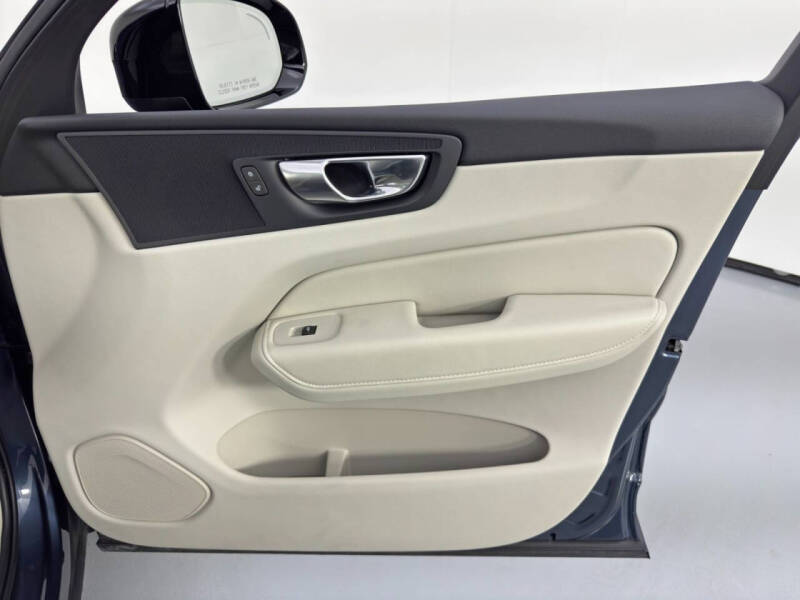 2023 Volvo XC60 B5 Plus Dark Theme