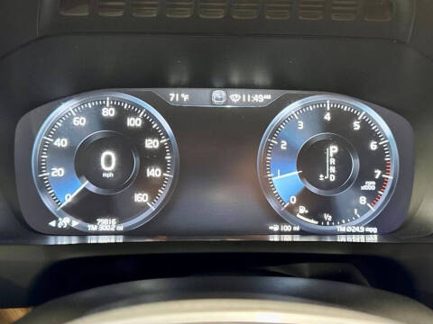 2022 Volvo XC90 T6 Momentum 6-Passenger