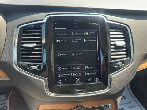 2022 Volvo XC90 T6 Momentum 7-Passenger