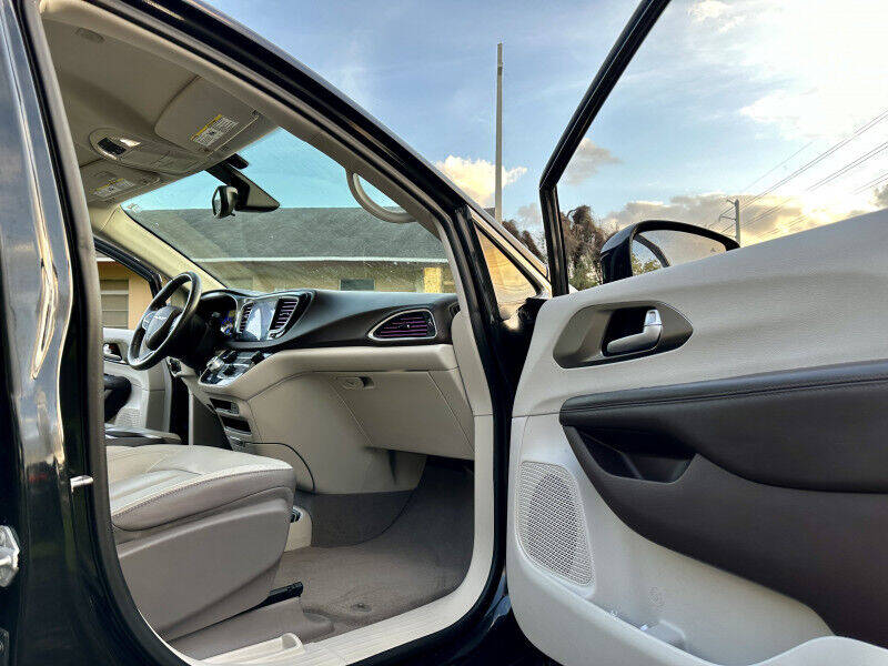 2017 Chrysler Pacifica  - $22,995