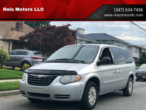 2007 Chrysler Town and Country for sale at Reis Motors LLC in Lawrence NY