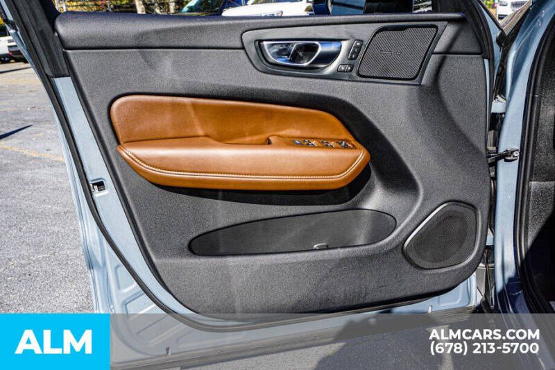 2024 Volvo XC60 Recharge T8 Plus Dark Theme