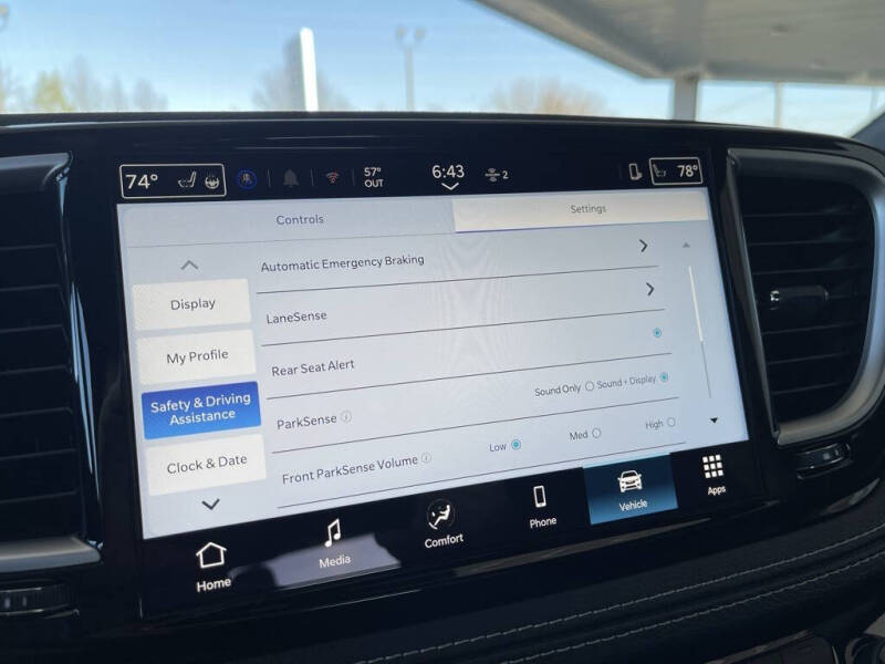 2026 Chrysler Pacifica Select