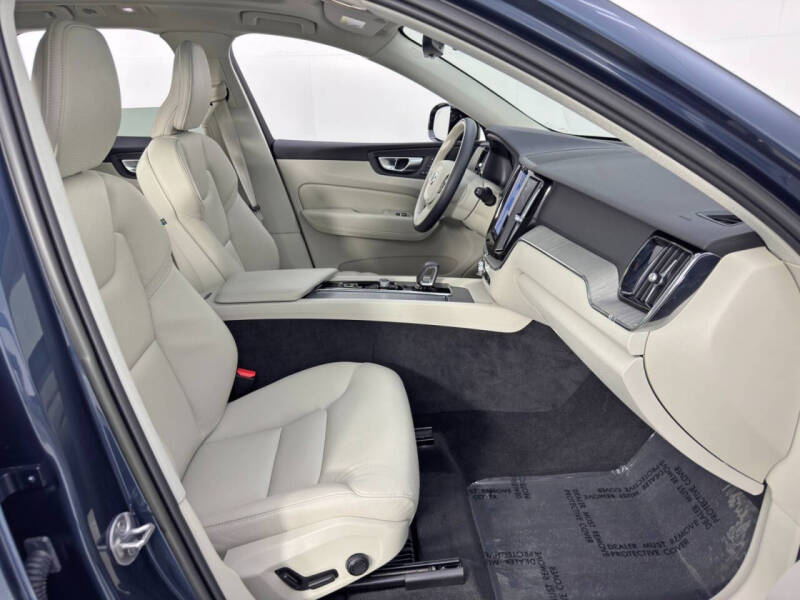 2023 Volvo XC60 B5 Plus Dark Theme