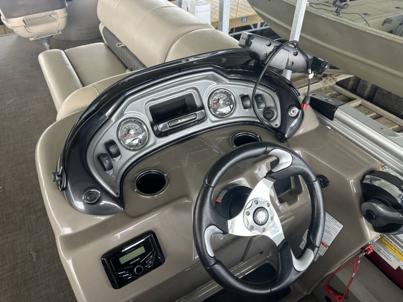 2022 Sun Tracker 24 DLX