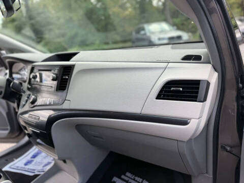 2013 Toyota Sienna SE 8-Passenger