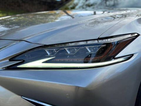 2021 Lexus ES 300h Ultra Luxury