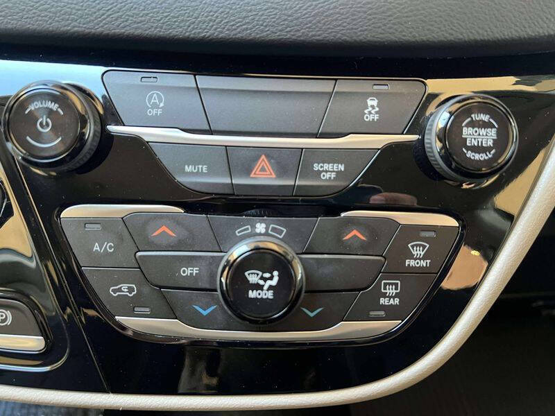 2022 Chrysler Voyager LX