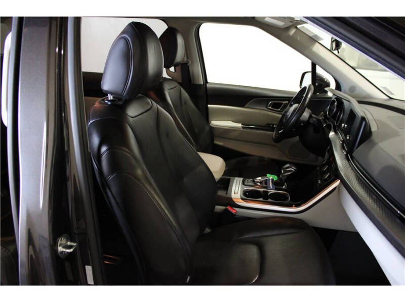 2024 Kia Carnival LX