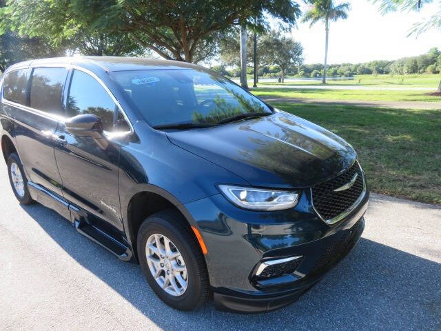 2025 Chrysler Pacifica Select