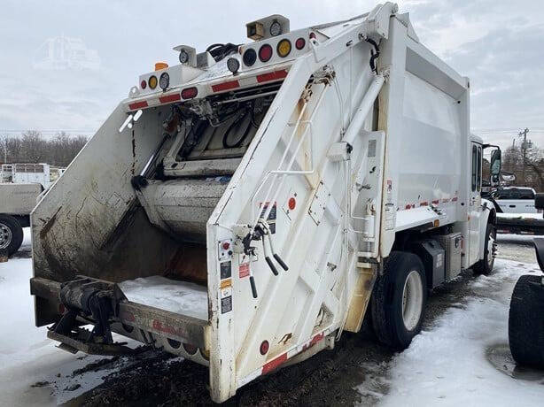 2015 Freightliner M2 106